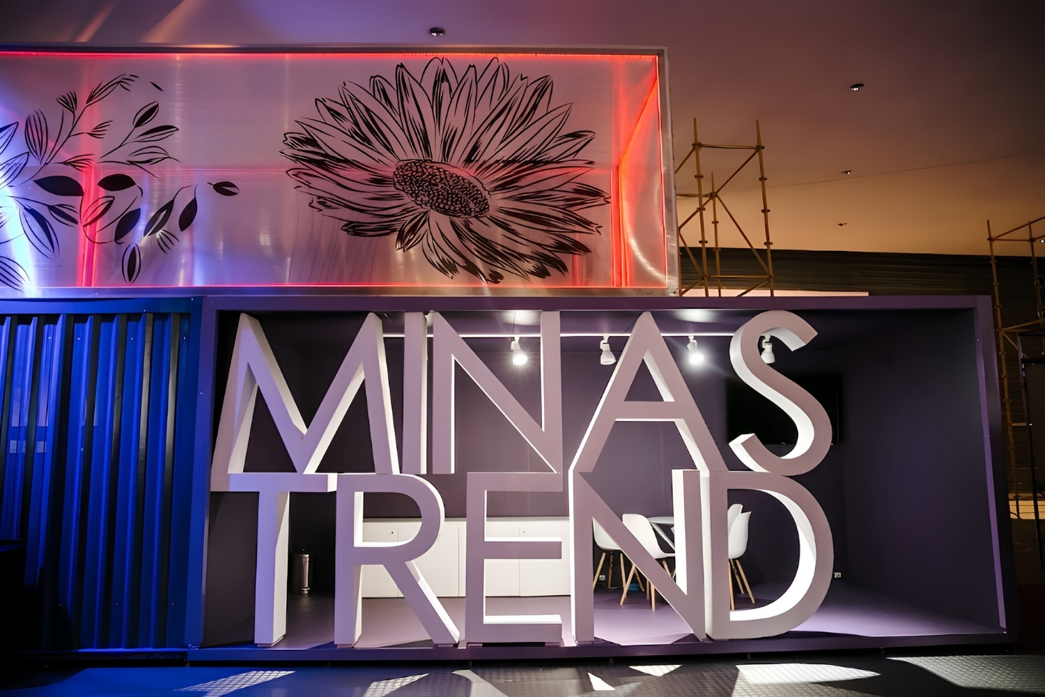 Containers customizados usados no desfile do Minas Trend