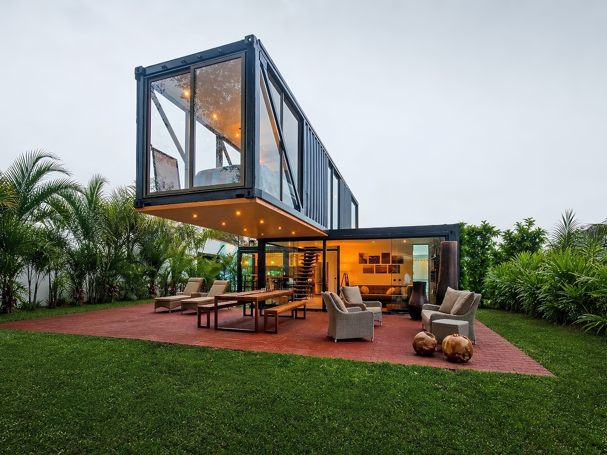 Residência em containers com deck suspenso