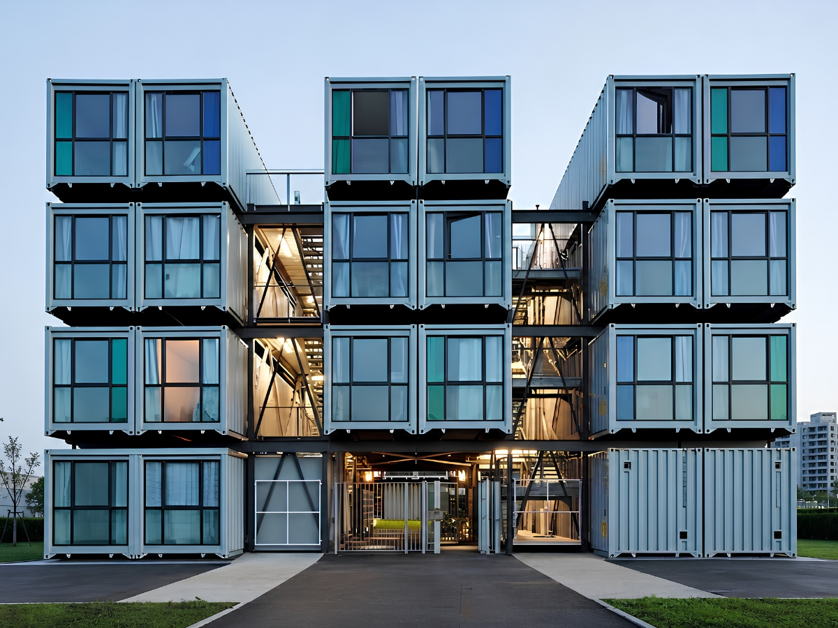 Edifício de múltiplos pavimentos construído em módulos de container