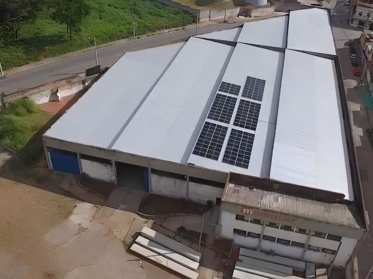 Painéis fotovoltaicos da Usina III